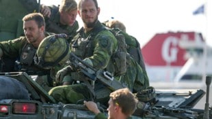 Fürs Militär gibt es mehr Geld. Das hat die Regierung gemeinsam mit ihrer Unterstützerpartei im Parlament, den rechtspopulistischen Schwedendemokraten, vereinbart. Im Bild: Soldaten des Skaraborg Armoured Regiment (Bild: EPA/SOREN ANDERSSON)