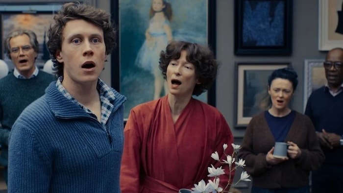 Als eine junge Frau auftaucht, beginnt der Sohn (George Mackay) vermeintliche Wahrheiten zu hinterfragen. 