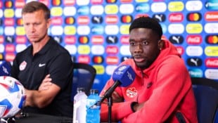 Alphonso Davies (r.) verletzte sich gegen die USA schwer. Sein Berater erhob nun Vorwürfe gegen Trainer Jesse Marsch (l.). (Bild: AFP)