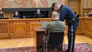 Der Angeklagte vor dem Richtersenat im Salzburger Landesgericht. (Bild: Lovric Antonio)