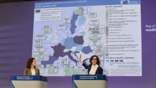 Die Vizepräsidentin der Europäischen Kommission für Menschen, Qualifikationen und Vorsorge Roxana Minzatu (links) und die EU-Kommissarin für Gleichberechtigung, Vorsorge und Krisenmanagement Hadja Lahbib (rechts) (Bild: EPA/OLIVIER HOSLET)
