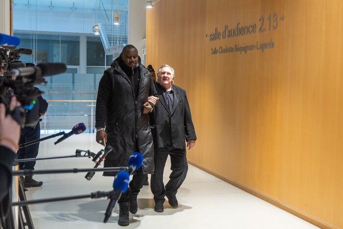 Depardieu, der an Diabetes leidet und einen vierfachen Bypass hat, wird auf dem Weg durch das ...