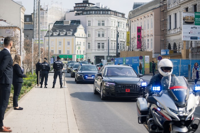 Der Konvoi des albanischen Präsidenten: Er selbst saß in einer schwarzen Audi-Limousine, streng ...