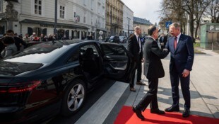 „Herzlich willkommen, Herr Präsident“: Landeshauptmann Thomas Stelzer empfing am Mitwoch in Linz Staatschef Begaj aus Albanien. (Bild: Land OÖ/Max Mayrhofer)
