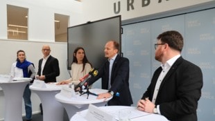 Anne Weidner und Wolfgang Andexlinger (Amt für Stadtplanung), StR Janine Bex (Grüne), BM Johannes Anzengruber (JA) und Benjamin Plach (SPÖ, v. li.) erläuterten, warum die Stadt Innsbruck nun großflächig Bausperren verhängt. (Bild: Birbaumer Christof)