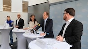 Anne Weidner und Wolfgang Andexlinger (Amt für Stadtplanung), StR Janine Bex (Grüne), BM ...