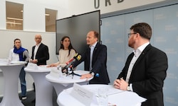Anne Weidner und Wolfgang Andexlinger (Amt für Stadtplanung), StR Janine Bex (Grüne), BM ...