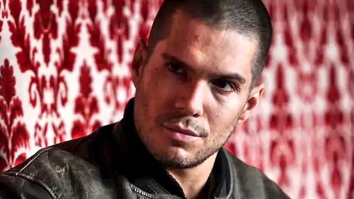 François Civil spielt den älteren Clotaire.