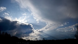 Nach den Gewittern am Samstag hat sich die Sonne in Österreich zurückgezogen. (Bild: APA/BARBARA GINDL)