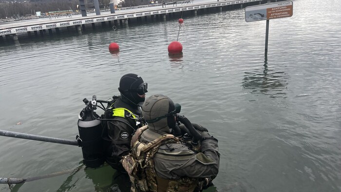 Taucher der Cobra und des Entschärfungsdienstes Flosse an Flosse im heute kalten Wörthersee