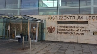 Am Landesgericht in Leoben muss sich die mutmaßliche Stalkerin den Vorwürfen stellen.