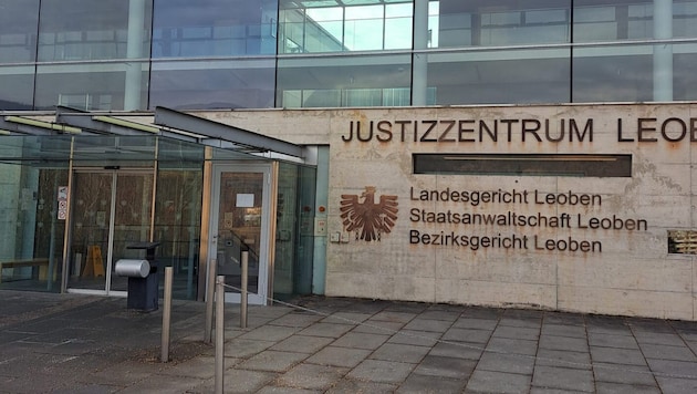 Am Landesgericht in Leoben muss sich die mutmaßliche Stalkerin den Vorwürfen stellen.