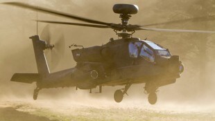 Ein Apache-Hubschrauber am Übungsgelände Pabrade im Osten Litauens (Bild: KKF - stock.adobe.com)