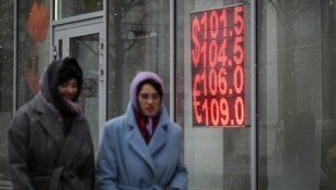 Der Rubel hat seit Kriegsbeginn enorm an Wert verloren. (Bild: AFP/Natalia KOLESNIKOVA)