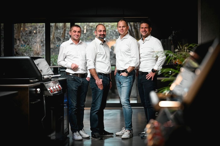 Die Weber BBQ Kitchen ist ein Produkt aus der Feder eines österreichischen Unternehmerteams, darunter Matthias Fuchs und Benedikt Mitterlehner, beide Geschäftsführer der beliebten Weber Original Stores. Zusammen mit Mario Lehner und Wolfgang Brunmayr plante das Team seit 2021.