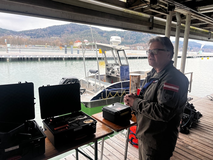Eberhart präsentiert das „Unterwasser-Spezialwerkzeug“