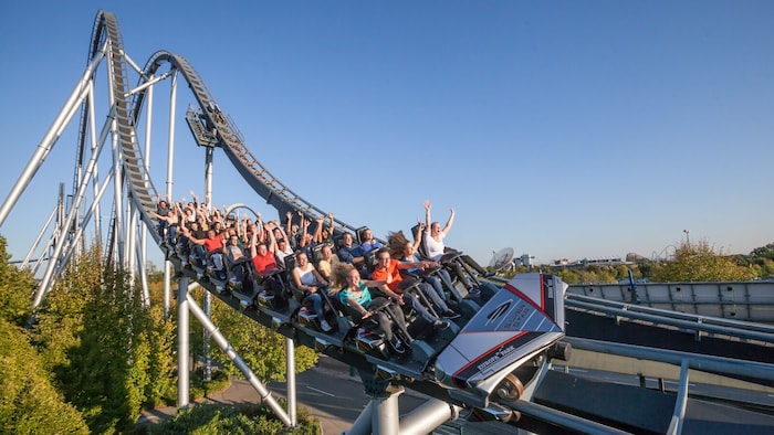 Vergnügen und Adrenalin pur: Bis zu 130 km/h schnell wird man im „Silver Star“, eine von 14 Achterbahnen im größten Freizeitpark Deutschlands.