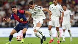 Raul Asencio  im Zweikampf mit Robert Lewandowski