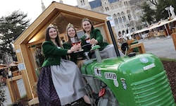 Die Weinhoheiten Antonia, Magdalena (rechts) und Lea rühren die Werbetrommel.