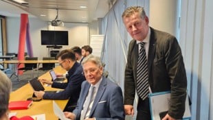 Endlich verhandelten LH Peter Kaiser und Bürgermeister Christian Scheider. (Bild: Tragner Christian)