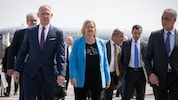 Innenminister Gerhard Karner und seine deutsche Amtskollegin Nancy Faeser auf dem Flughafen in ...