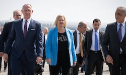 Innenminister Gerhard Karner und seine deutsche Amtskollegin Nancy Faeser auf dem Flughafen in ...