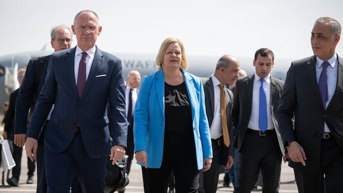 Innenminister Gerhard Karner und seine deutsche Amtskollegin Nancy Faeser auf dem Flughafen in ...