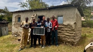 Florian mit Bewohnern des Dorfes und einer kleinen Pico-PV-Anlage