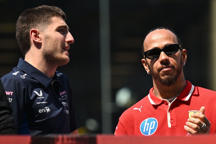 Jack Doohan (li.) und Lewis Hamilton