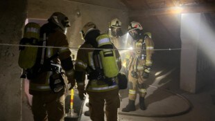 Die alarmierte Feuerwehr konnte den Brand am Dachboden löschen.