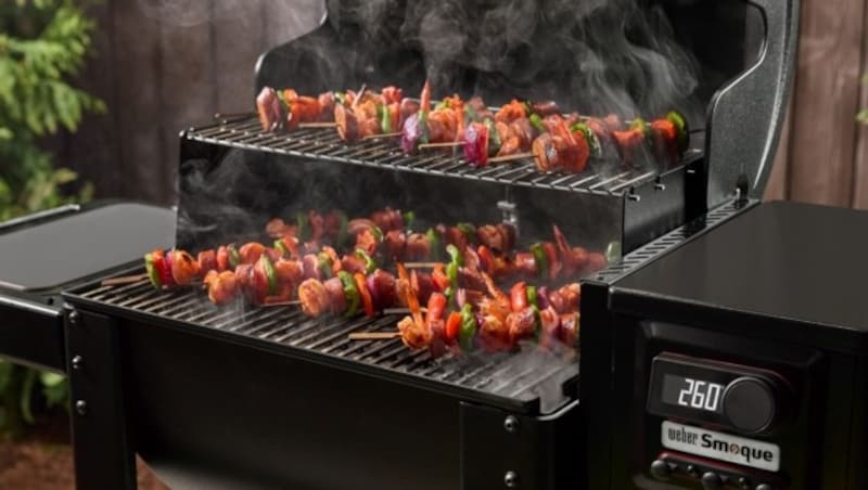 Perfekt geeignet für Liebhaber:innen des „ Low & Slow“-Garens: Der neue Weber SMOQUE®-Pelletgrill (Bild: weber.com)