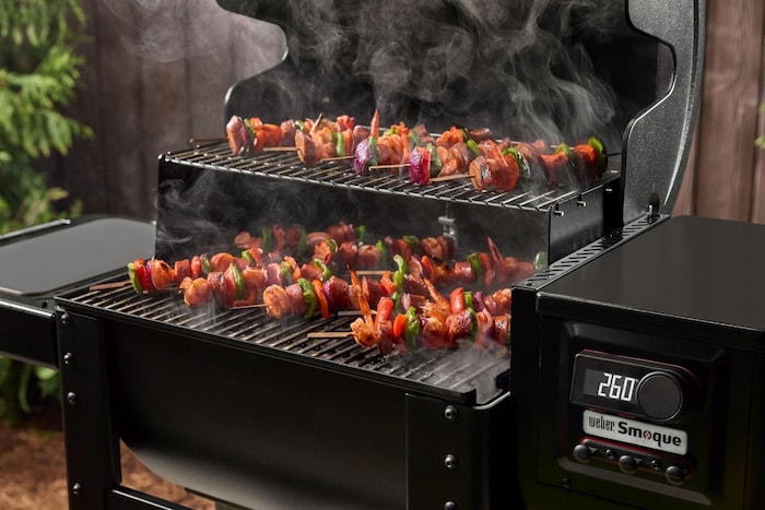 Perfekt geeignet für Liebhaber:innen des „ Low & Slow“-Garens: Der neue Weber SMOQUE®-Pelletgrill