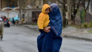 Mutter mit Kind in Afghanistan