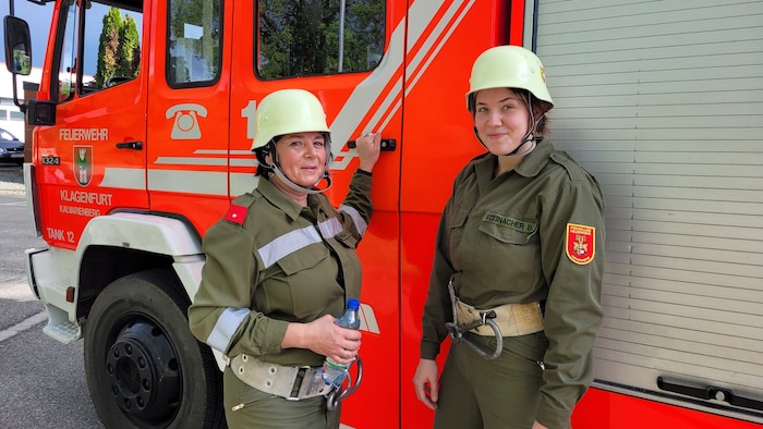 Auch viele Feuerwehr-Damen helfen mit.