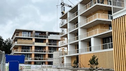 Moderner Stil, mit viel Holz: Die Lanserhofsiedlung, die eigentlich aus den 70er-Jahren stammt, ...