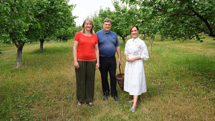 Moderatorin Sasa im Marillengarten von Katharina und Harald Aufreiter.