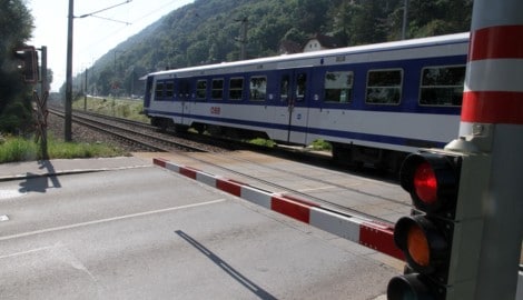 Bei der Kollision ist ein Pkw gegen einen Zug gekracht (Symbolbild). (Bild: Andi Schiel)