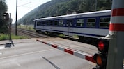 Der Zug (Symbolbild) erfasste den Passanten an der Kuchelauer Hafenstraße.