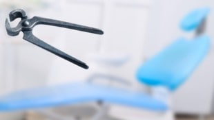 Ein amerikanischer Kurpfuscher zog seinen Patienten Zähne mit der Kneifzange. Seine mittelalterlichen Methoden und seine illegale Praxis führten zu seiner Verhaftung. (Bild: Krone KREATIV/Matthias Krüttgen, stock.adobe.com/Nikolay N. Antonov – stock.adobe, Krone KREATIV)