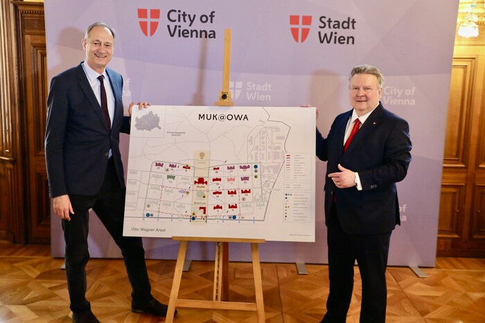 Direktor Andreas Mailath-Pokorny und Bürgermeister Michael Ludwig mit den Plänen des Areals.