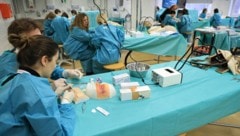 Nach dem Studium heißt es für viele Jungmediziner lange warten auf die sogenannte ...