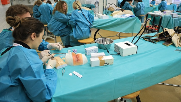 Nach dem Studium heißt es für viele Jungmediziner lange warten auf die sogenannte ...