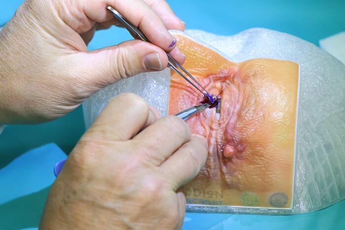 Wie bei einer echten Operation, nur ohne Handschuhe.