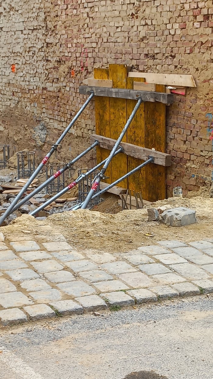 Von der Berufsfeuerwehr Wien wurde die betroffene Außenwand mittels Schaltafeln, Bauholz und ...