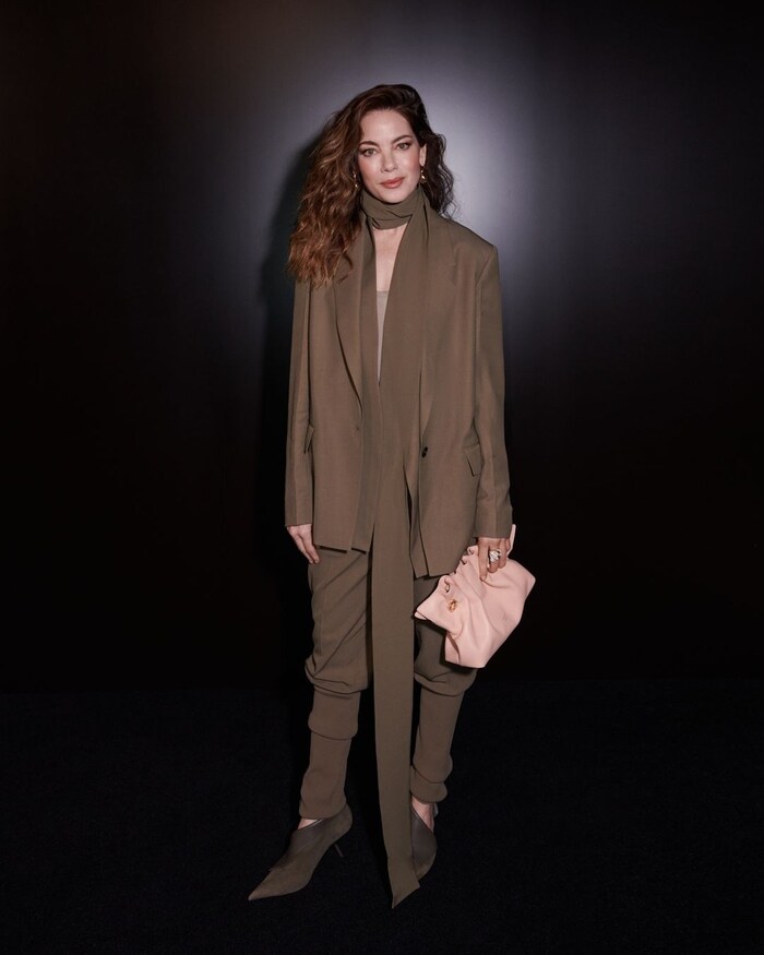 Michelle Monaghan mit Tasche in zartem Rosa.