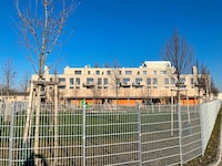 Der Kindergarten Absdorf ist umzäunt. Als unzugänglich stellen sich derzeit auch wichtige Dokumente rund um den Bau heraus – die Opposition fordert Aufklärung. (Bild: zVg/TK)