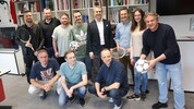 Horst Nussbaumer (hi., im Anzug) mit der Krone-Sportredaktion.