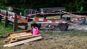 Nach der Explosion am Grillplatz neben der Ruine Prandegg wurde der Tatort mit Absperrbändern ...