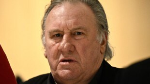 Im Missbrauchsprozess gegen den französischen Schauspieler Gérard Depardieu hat die Anklage am Donnerstag eine 18-monatige Bewährungsstrafe gefordert. (Bild: AFP/JULIEN DE ROSA)