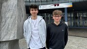 Die Schüler Tamino und Clemens (von links nach rechts) fordern die Schulleitung auf, die ...